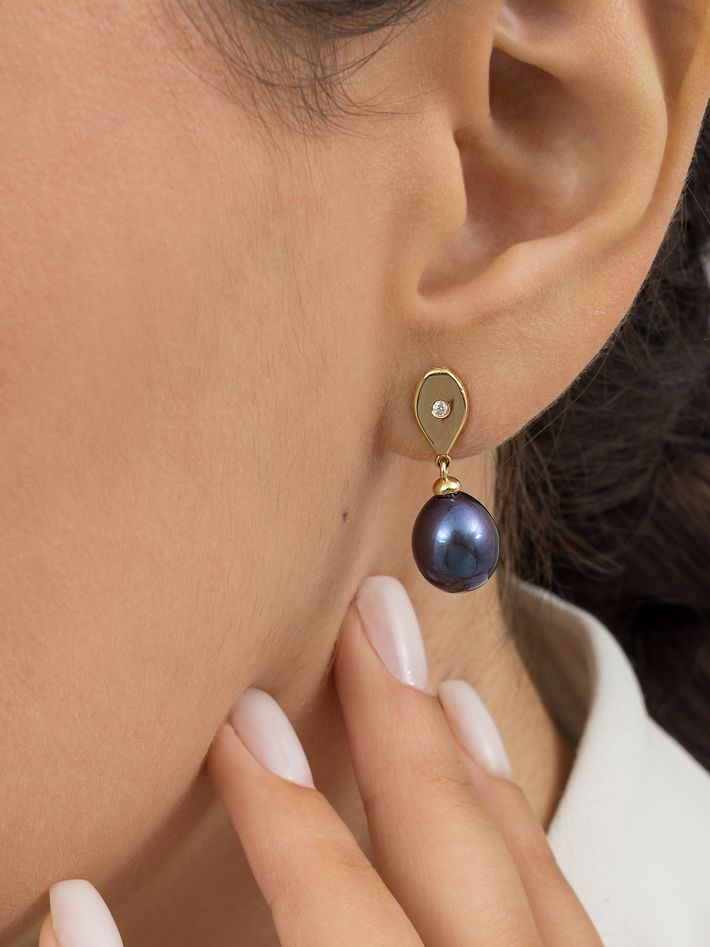 14k gold teardrop diamond and black pearl earrings