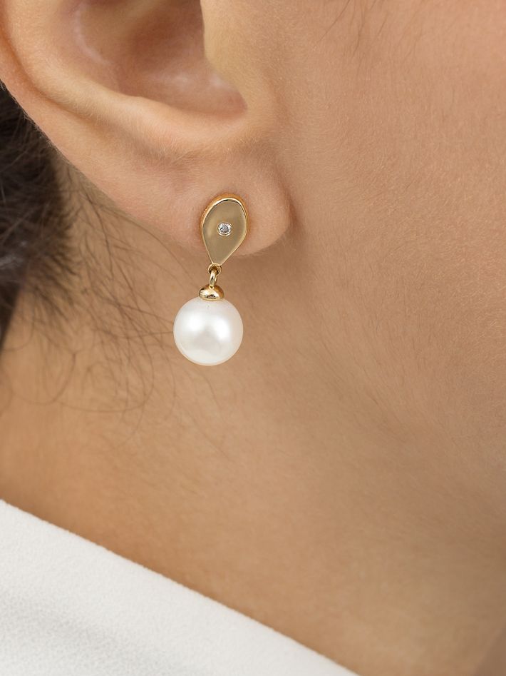 14k gold teardrop diamond and white pearl earrings