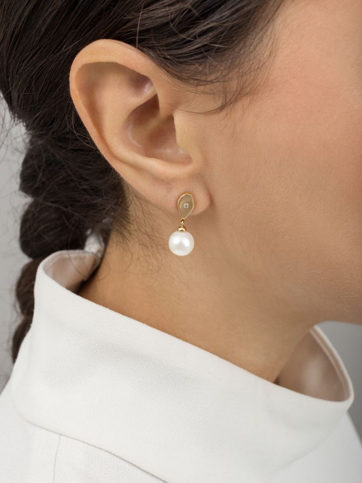 14k gold teardrop diamond and white pearl earrings