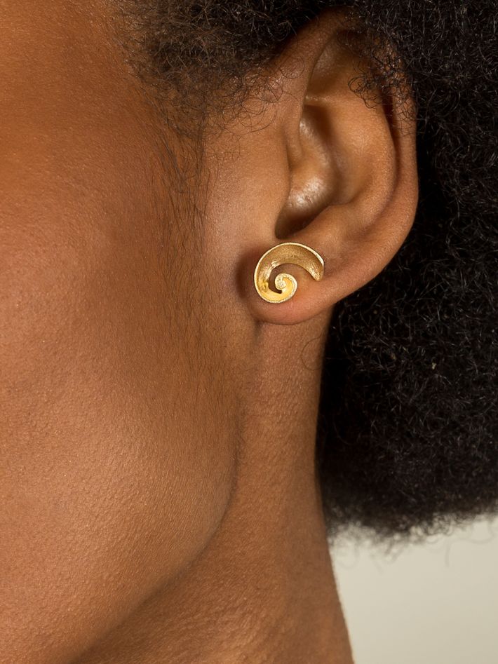 Fragments little seashells swirl stud earrings
