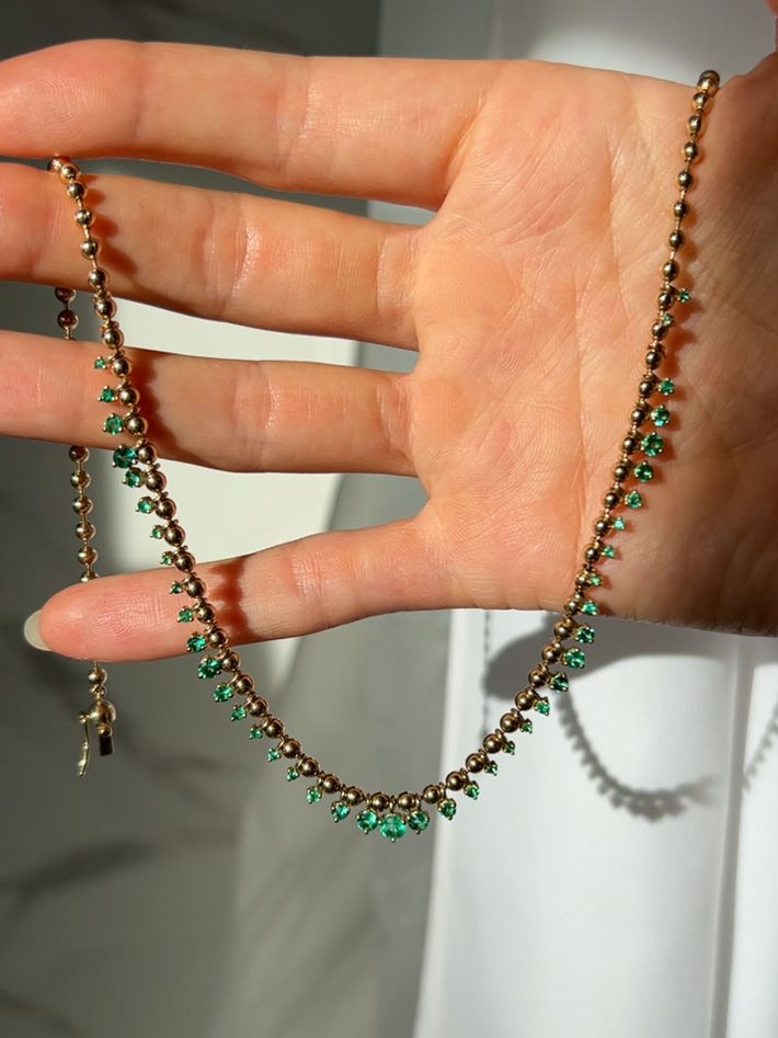 Kin necklace with emeralds