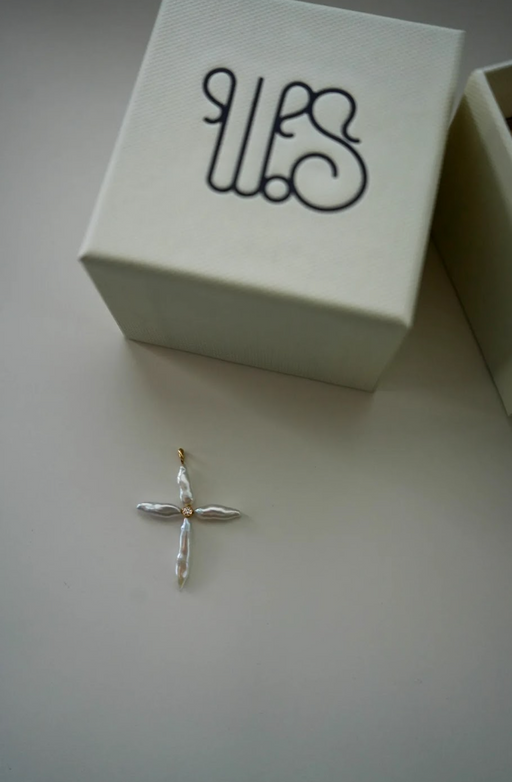 Divina Pearl Cross Pendant (Refurbished) photo