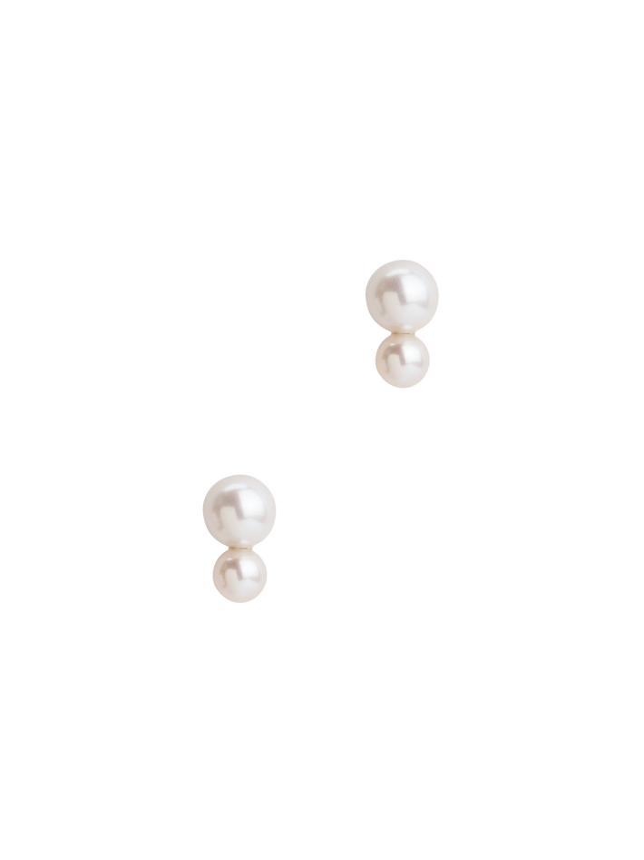 Pila white pearl earrings