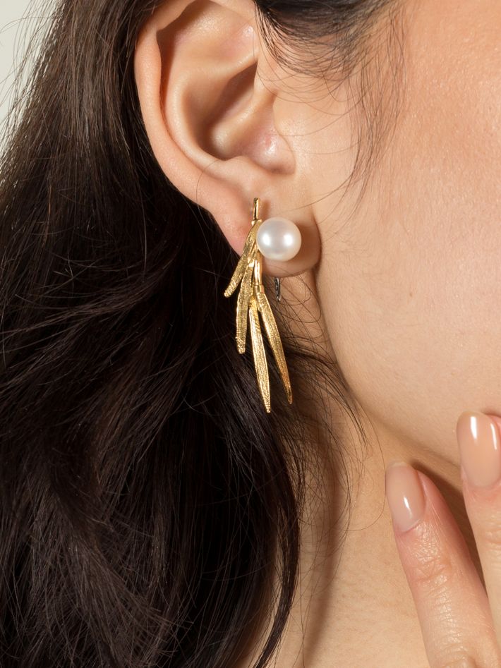 Stud earrings with leaves and pearl