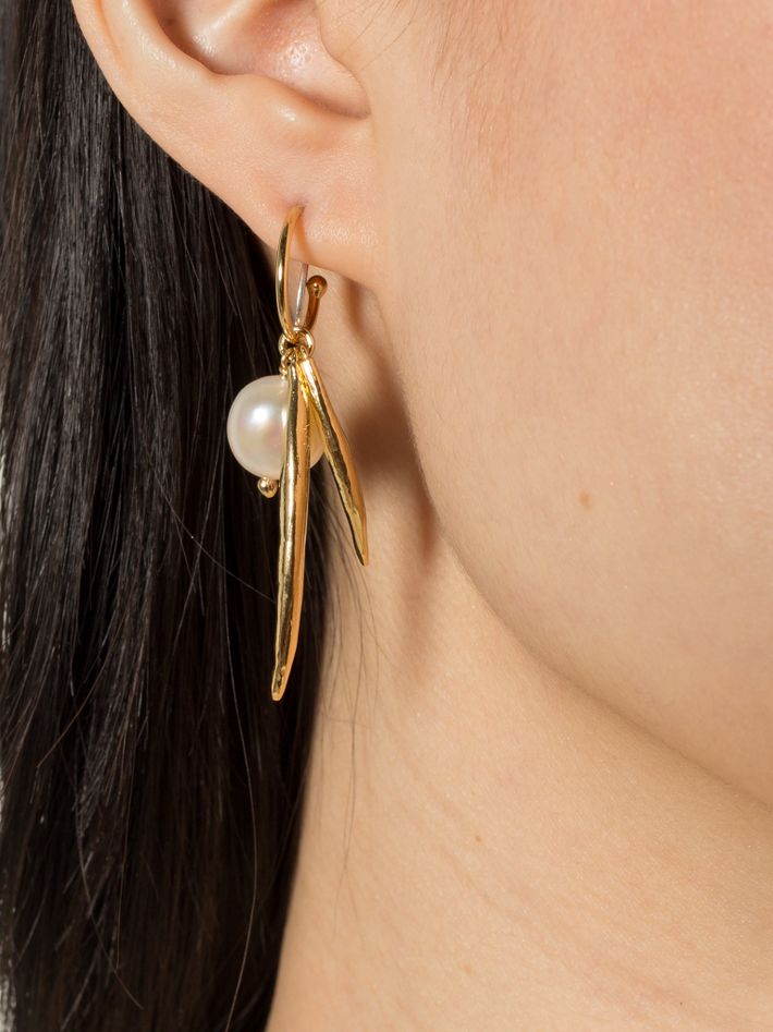 Asymmetric hoops with leaf and pearl