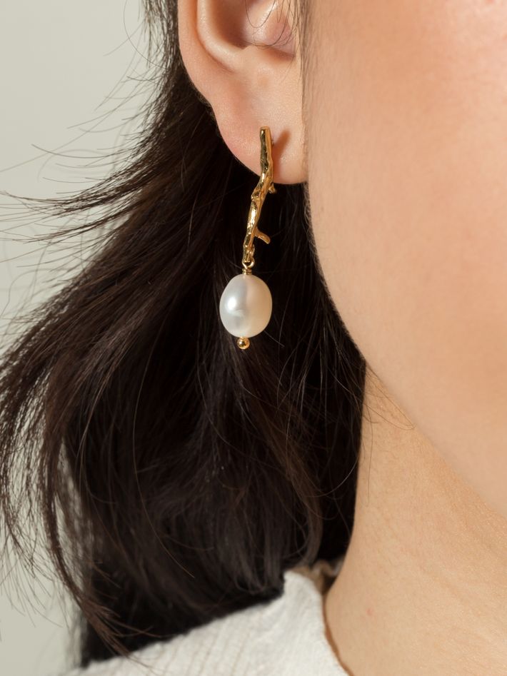 Branch-shaped stud earrings with pearl 