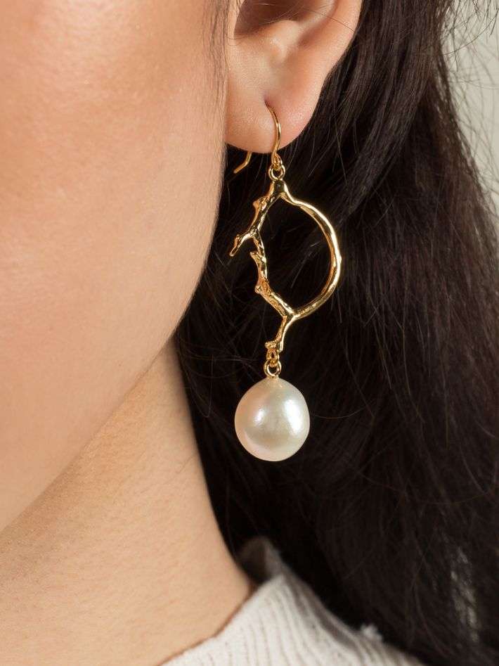Branch shaped hook earrings with pearl