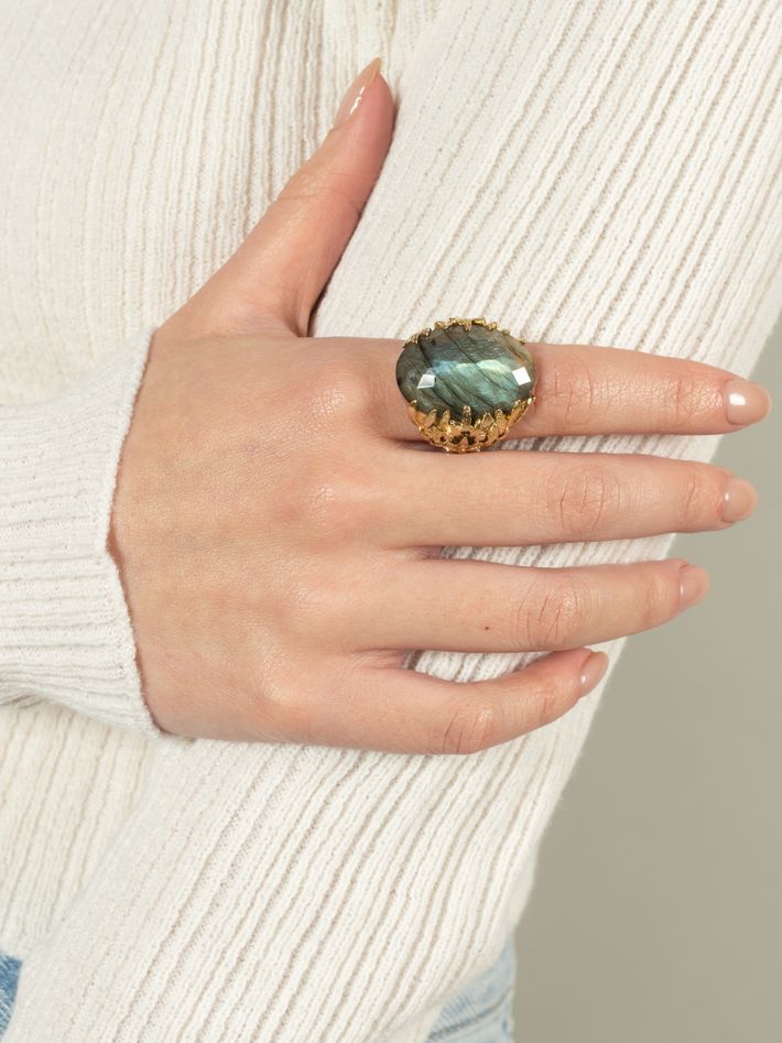 Feather textured ring with labradorite