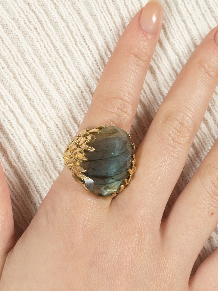 Feather textured ring with labradorite