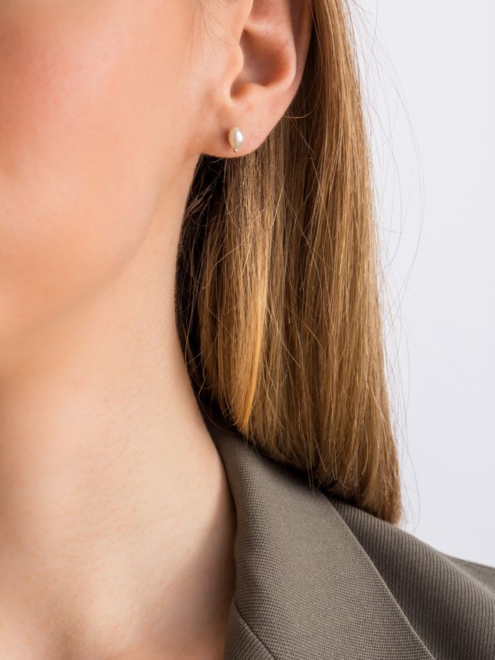 Irregular pearl earrings