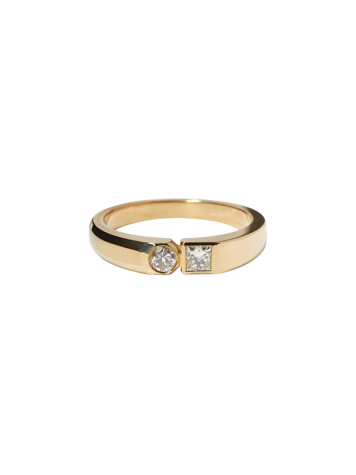 Princess cut diamond dyad signet ring