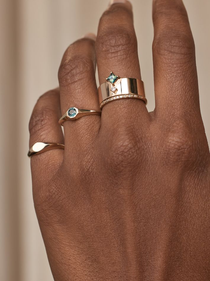 Small round brilliant cut sapphire signet ring