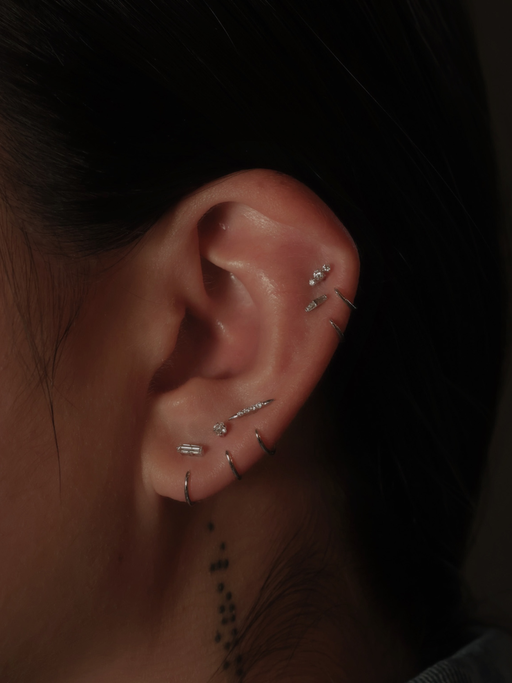 Baguette claw earring, white gold photo