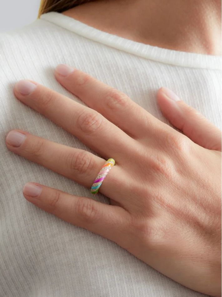 Yellow gold rainbow email twist wedding ring