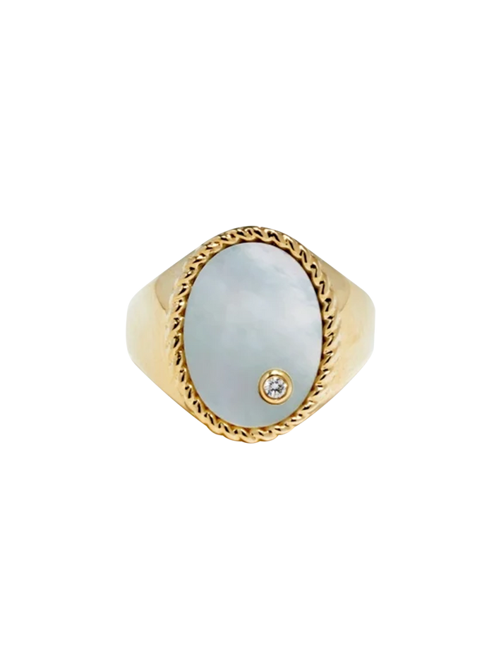 Oval mother-of-pearl signet ring in yellow gold