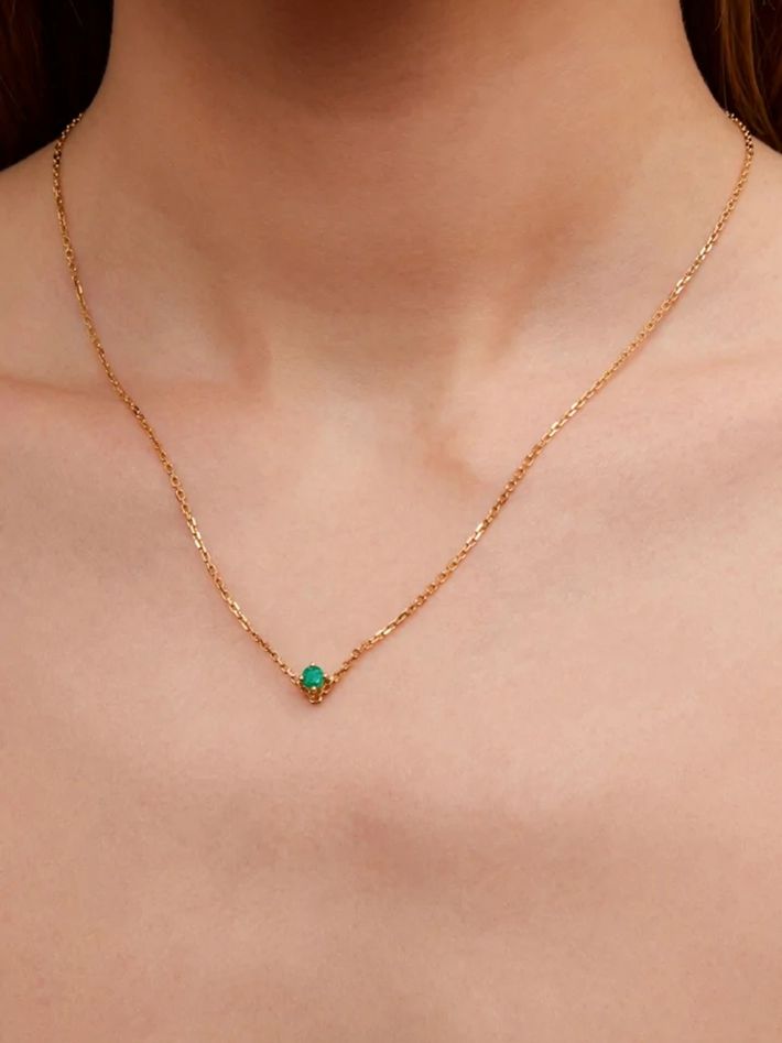 Solitaire necklace v emerald gm yellow gold