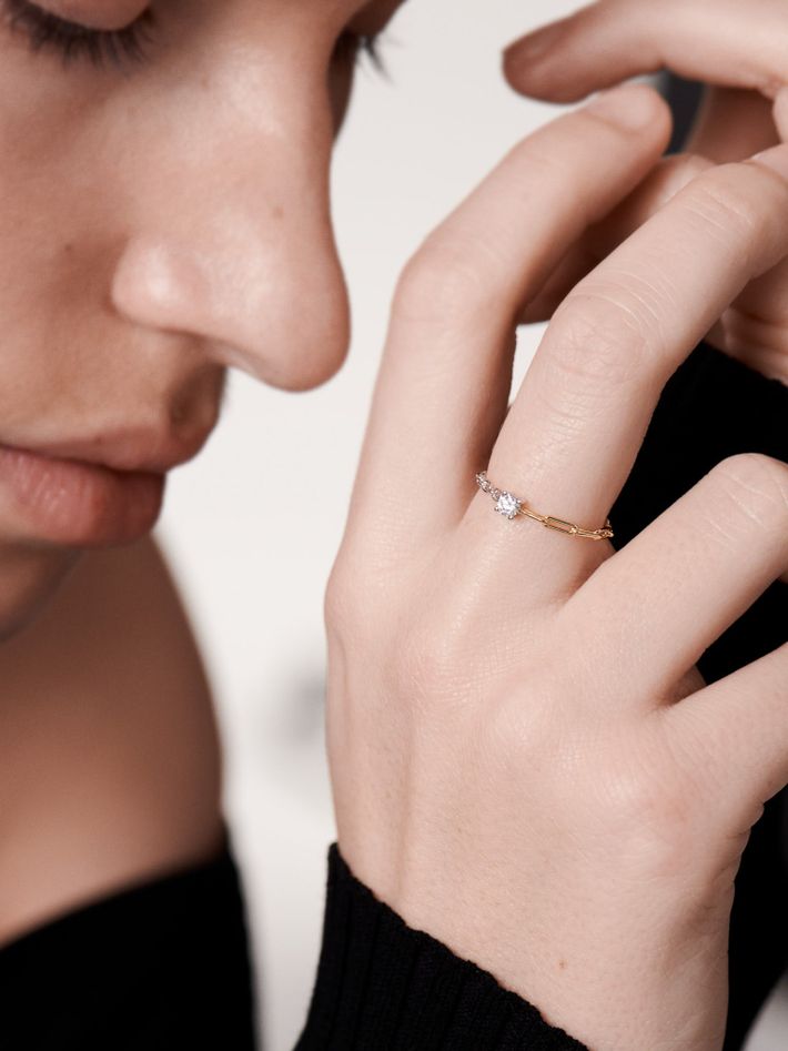 Two tone diamond solitaire mixed-chain ring