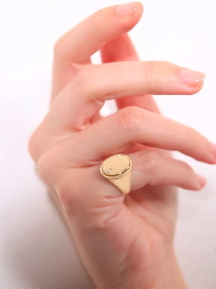 Oval signet ring gold yellow gold