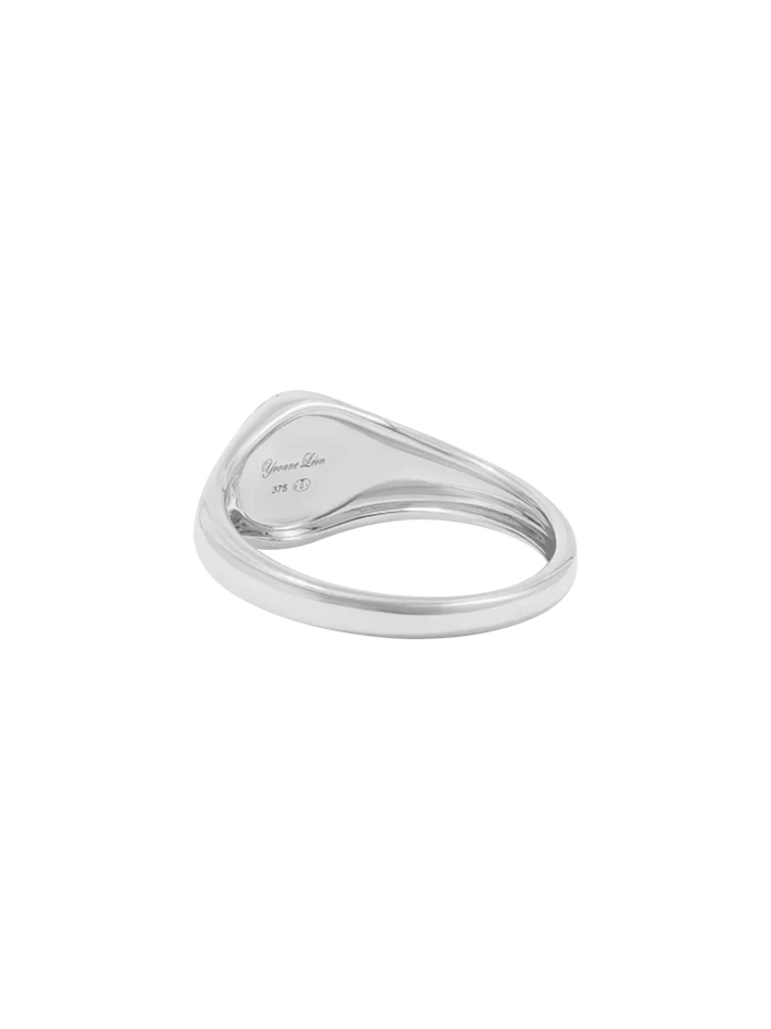 Baby chevalière ovale or blanc ring by Yvonne Leon | Finematter