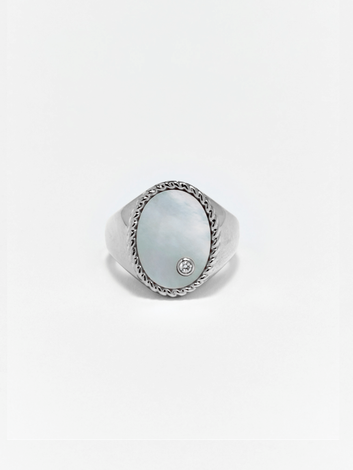 Diamond, mother of pearl and white gold oval signet ring