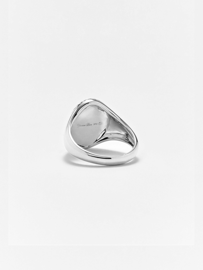 Diamond, mother of pearl and white gold oval signet ring