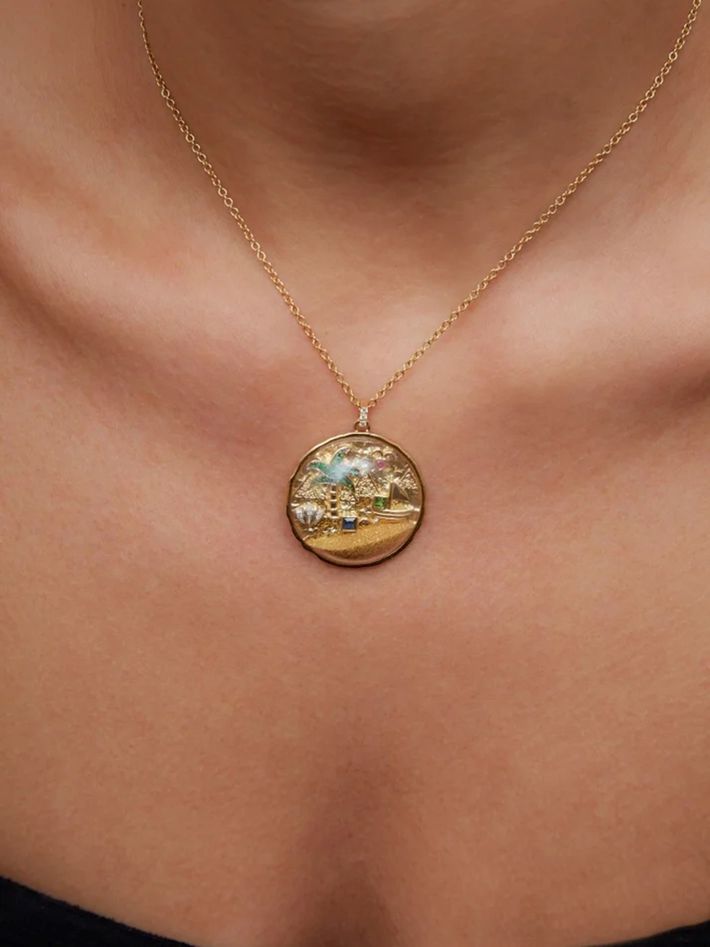 Treasure island pendant yellow gold