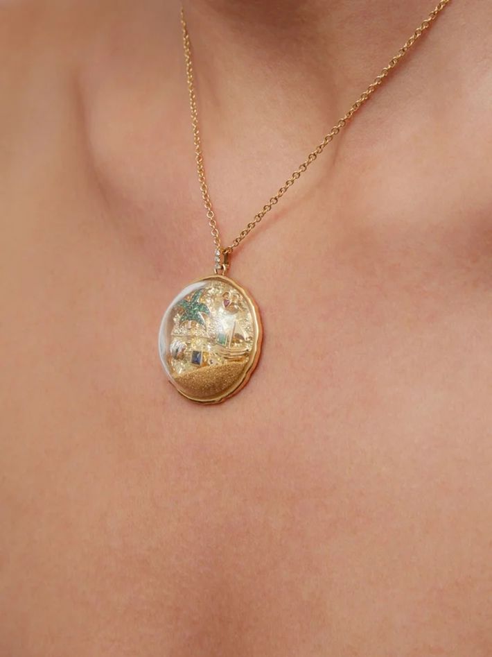 Treasure island pendant yellow gold