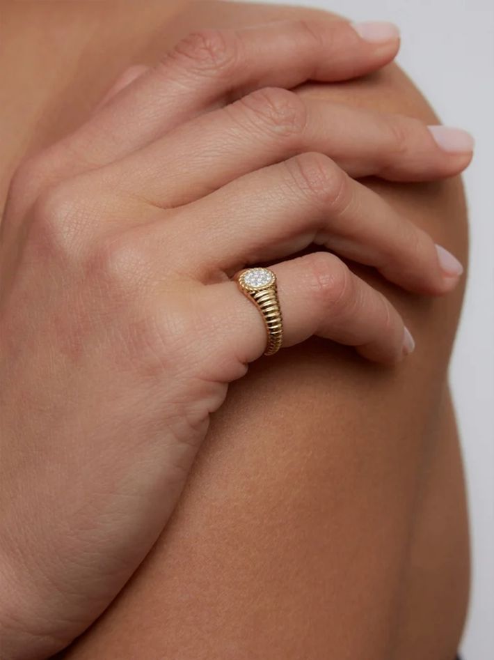 Baby oval signet ring berlingot diamonds yellow gold
