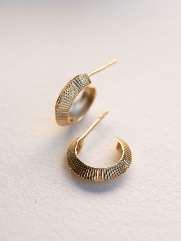 Mini tasa hoop earrings