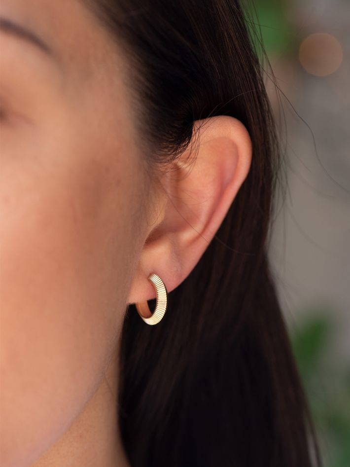 Mini tasa hoop earrings