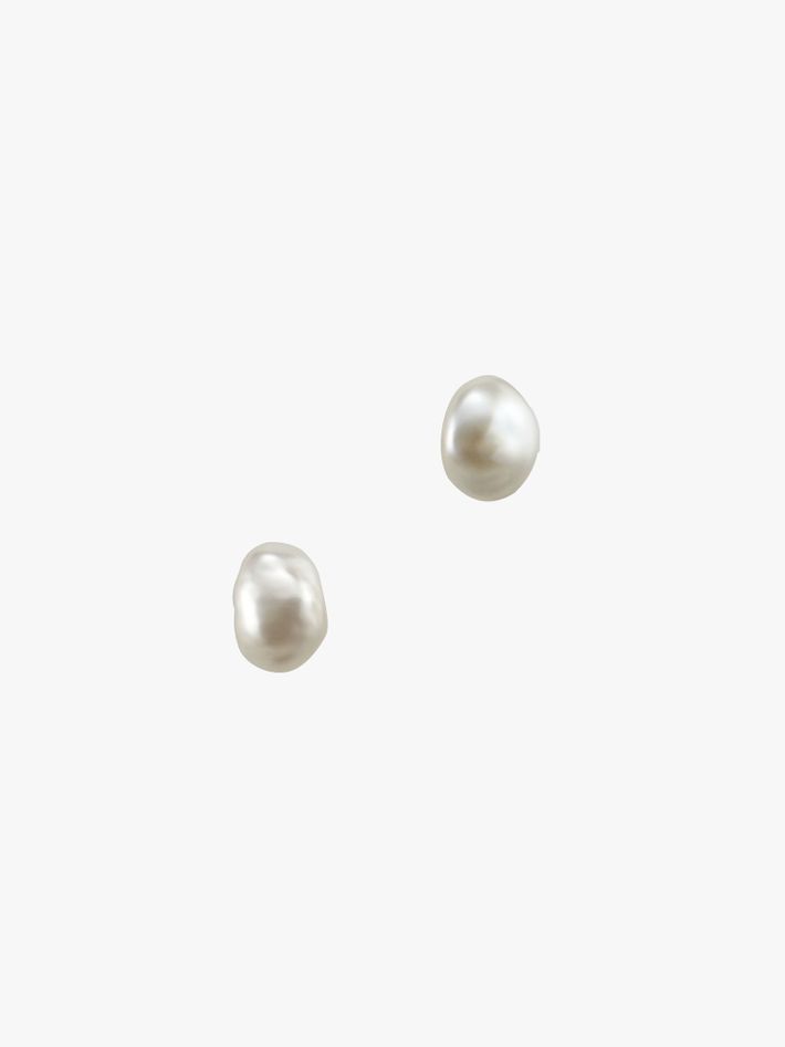 Pearl studs