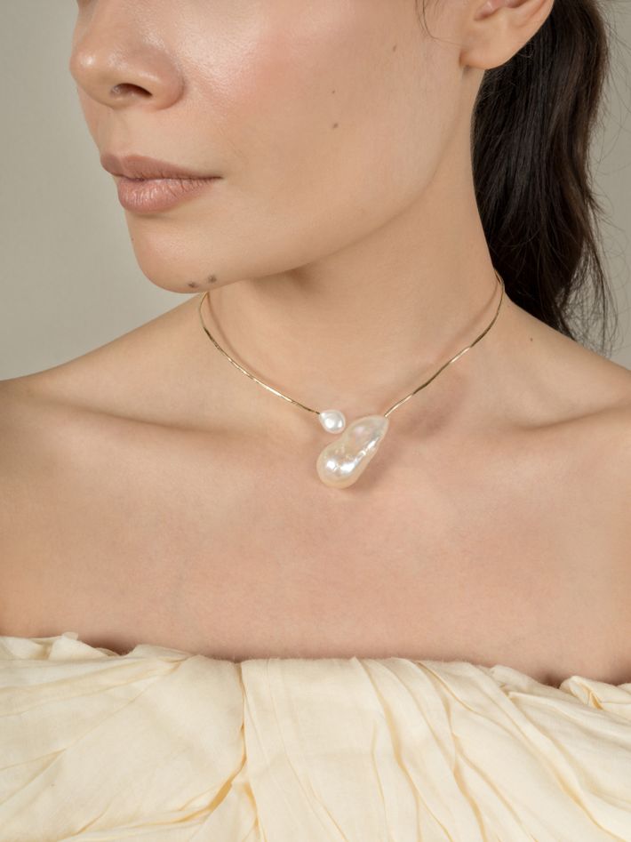 Aphrodite baroque pearl and gold open collar