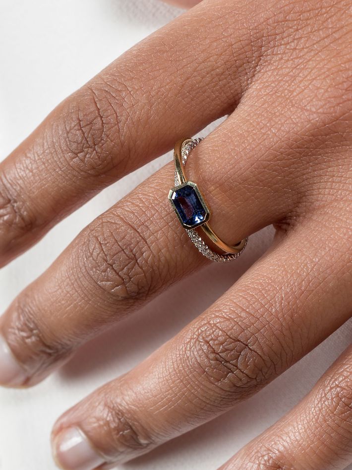 Sapphire pavé rolling ring