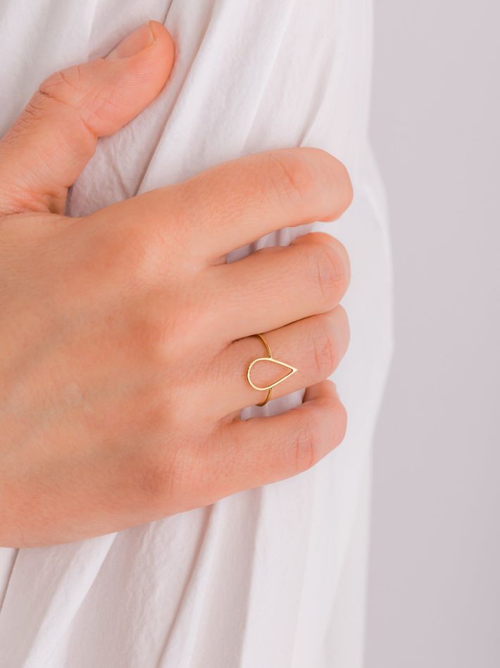 Silhouette teardrop ring