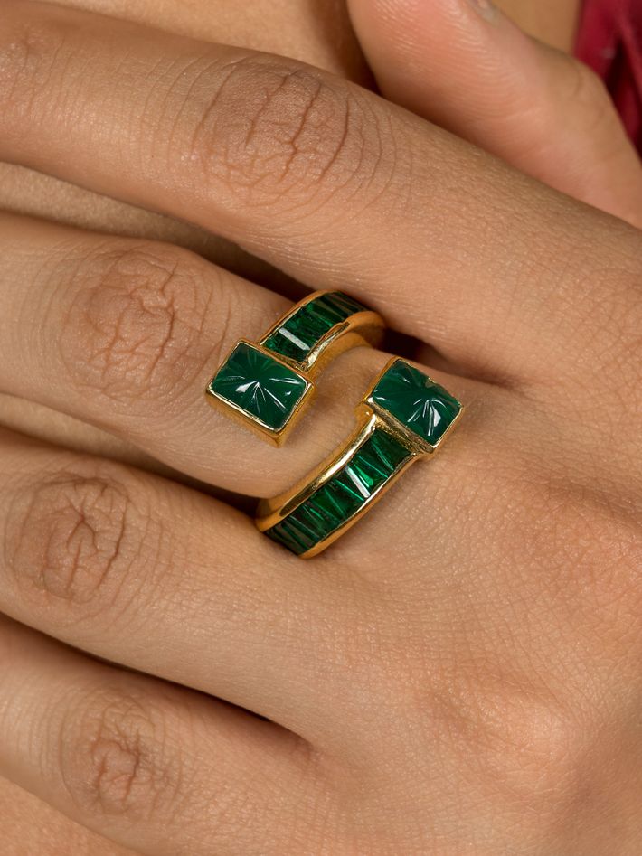 Emerald ribbon ring
