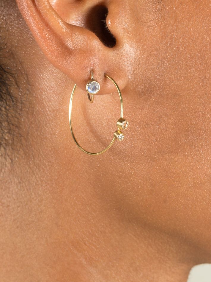 Twist earring with gemstone