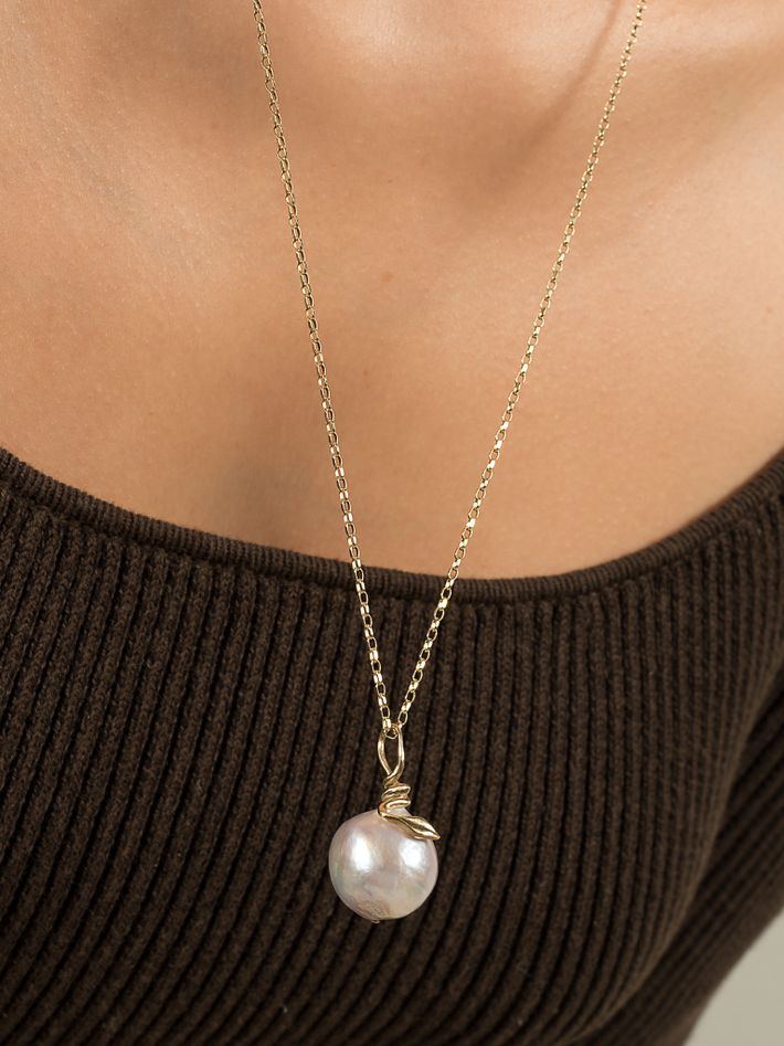 Oval pearl and snake necklace