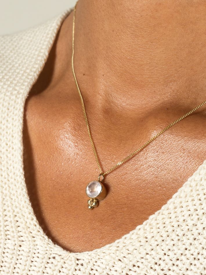 Round gold and rose quartz necklace
