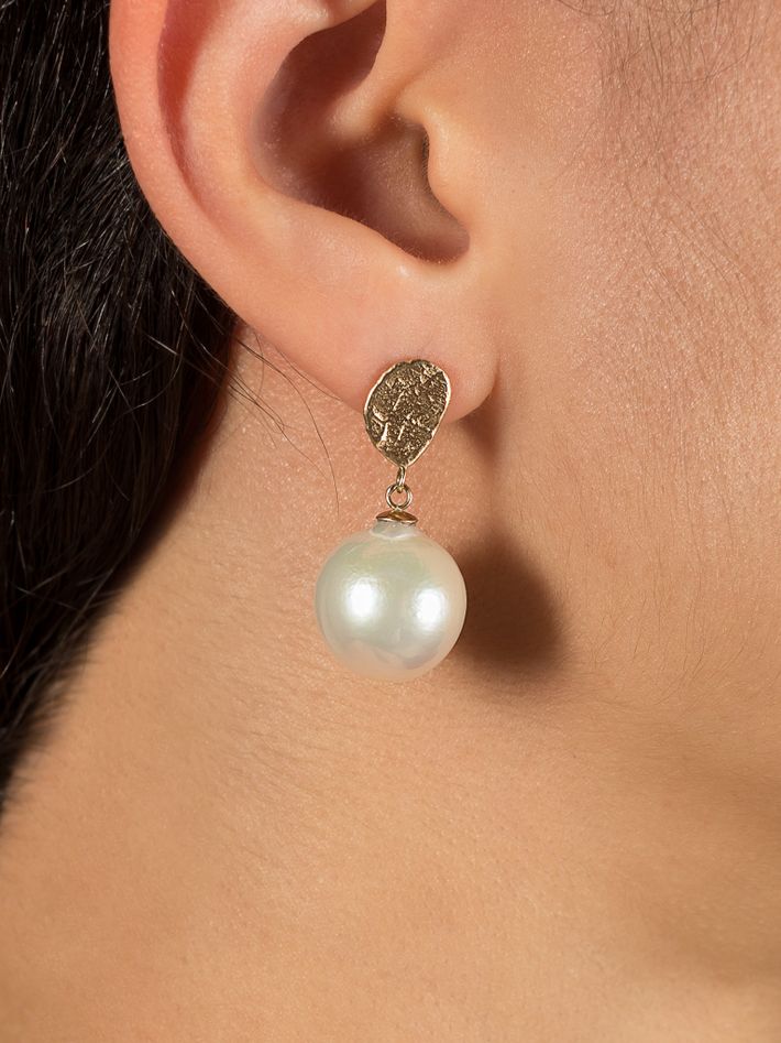 Tag pearl earrings