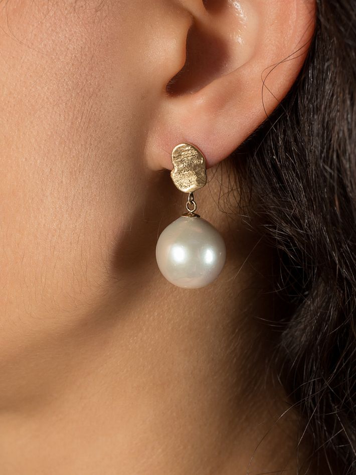 Tag pearl earrings