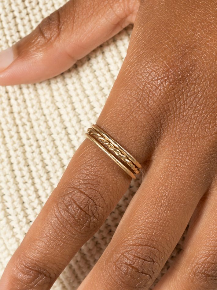 Fine twisted ring