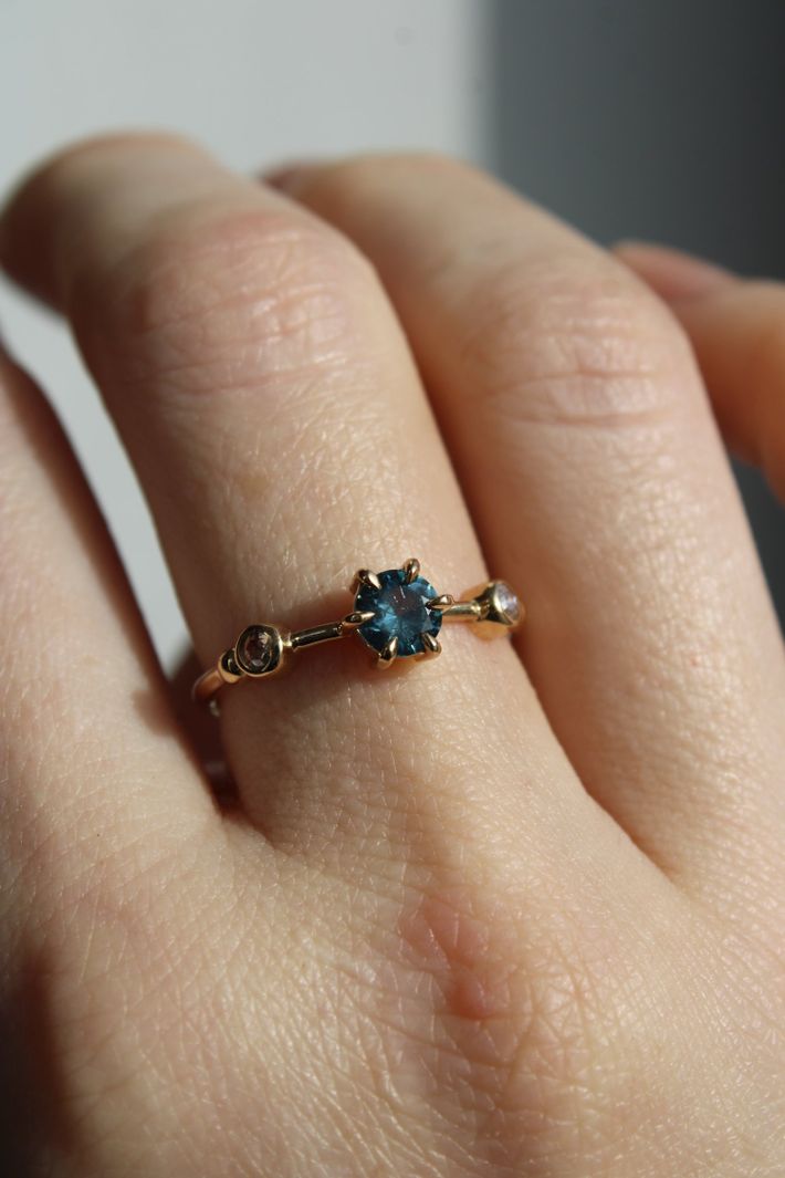 Astor ring, sapphire