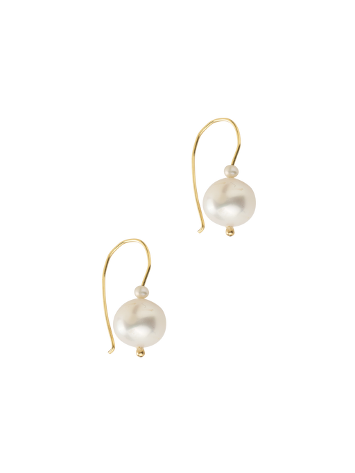 Standard pearl earring photo