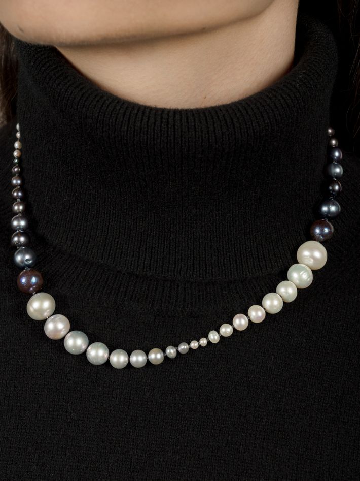Black to white pearl necklace