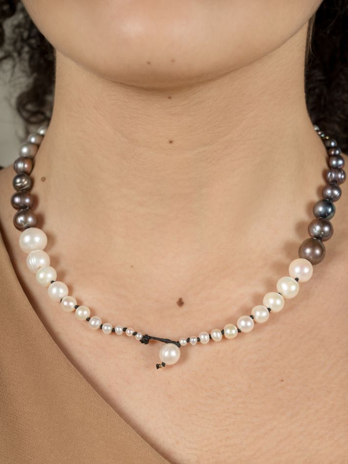 Black to white pearl necklace