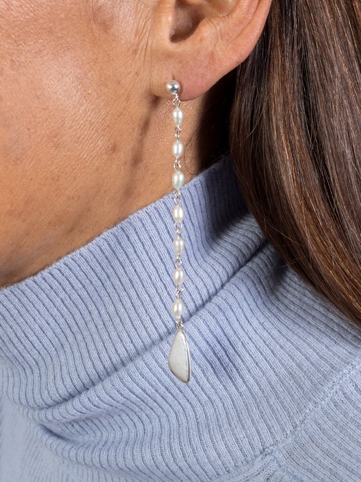 Sway pearl earrings