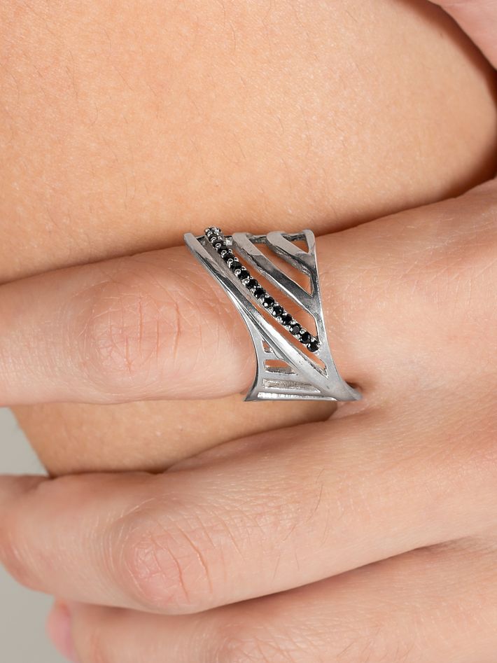 Sharch cut out ring silver with black diamonds
