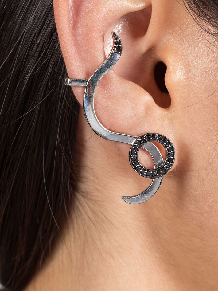 Snaketric ear cuff silver with black diamonds