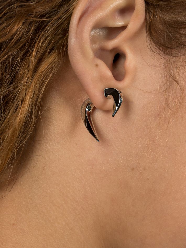 Amazon horn earrings siłver and black