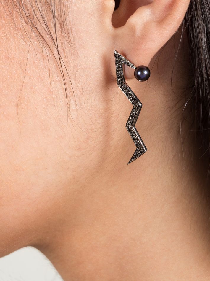 Snaketric edgy earrings silver with black diamonds and pearls